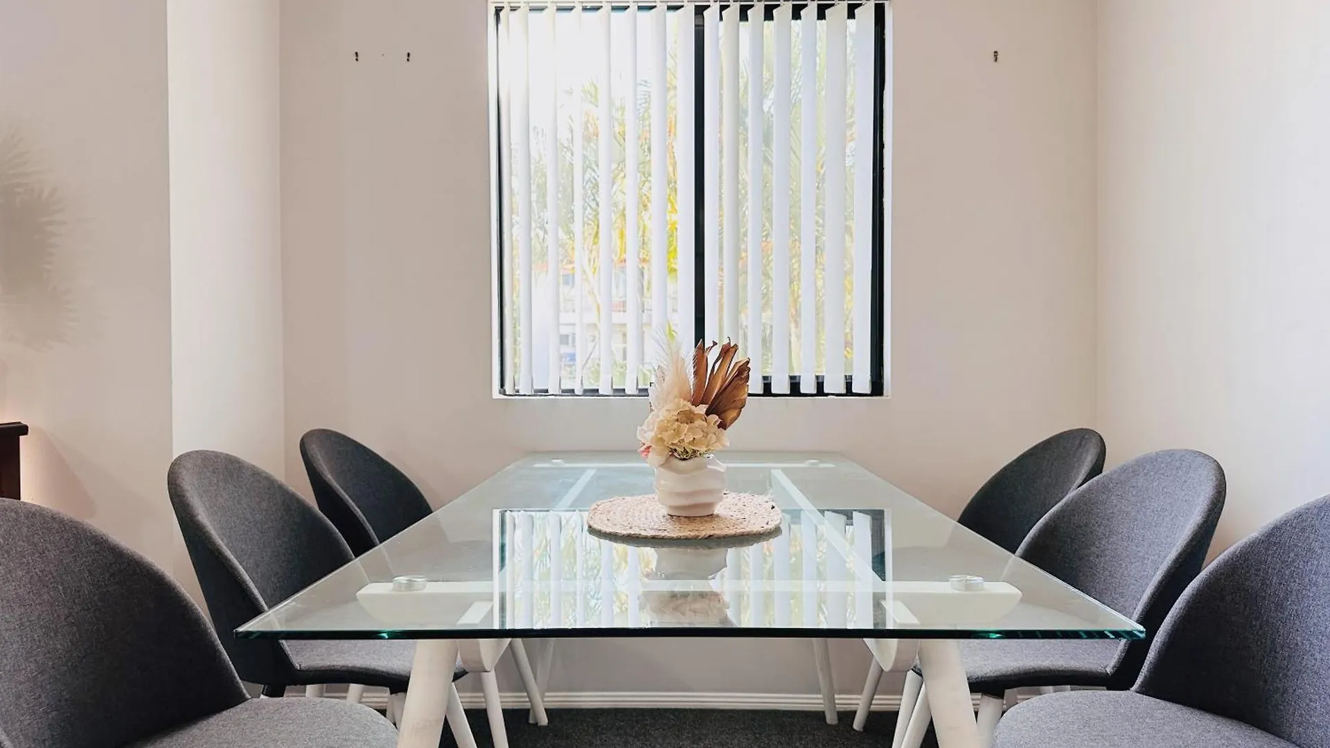 Southport Ocean Breeze Retreat With 2 Parking Apartment Gold Coast