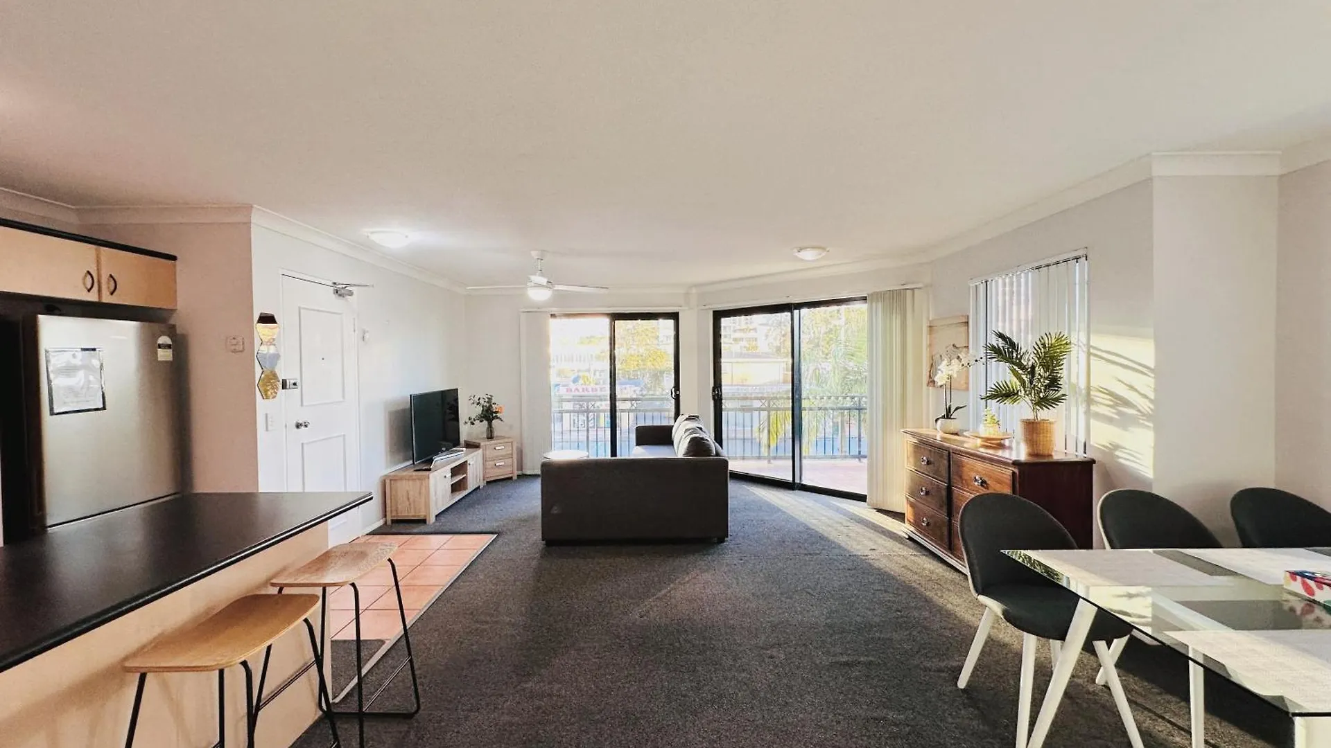 Southport Ocean Breeze Retreat With 2 Parking Apartment Gold Coast