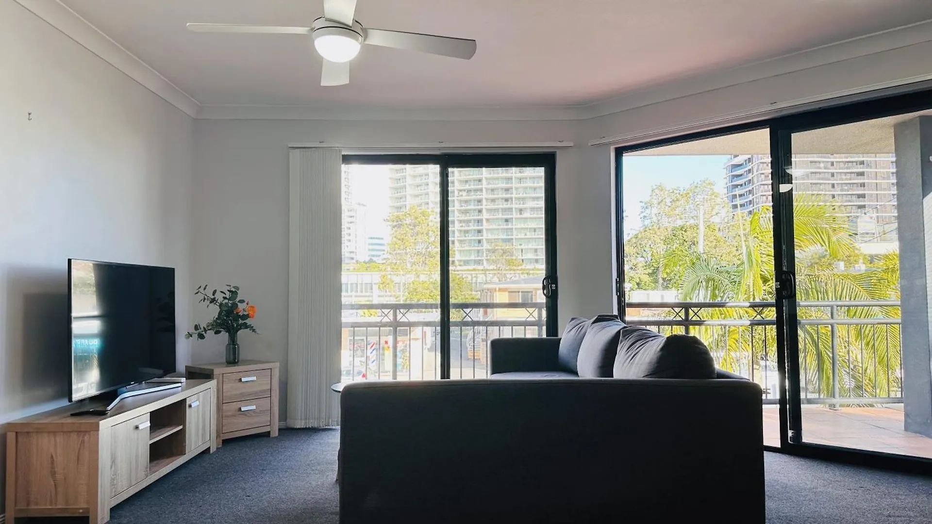 Southport Ocean Breeze Retreat With 2 Parking Apartment Gold Coast